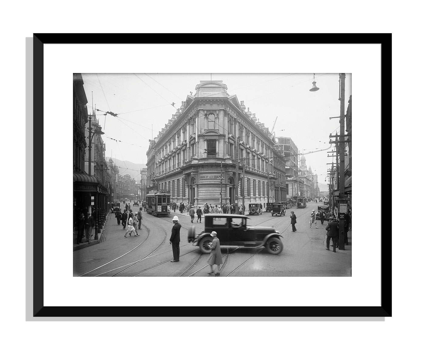 25. Intersection of Customhouse and Lambton Quays, showing the bank of New Zealand