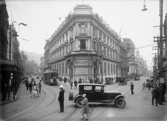 25. Intersection of Customhouse and Lambton Quays, showing the bank of New Zealand