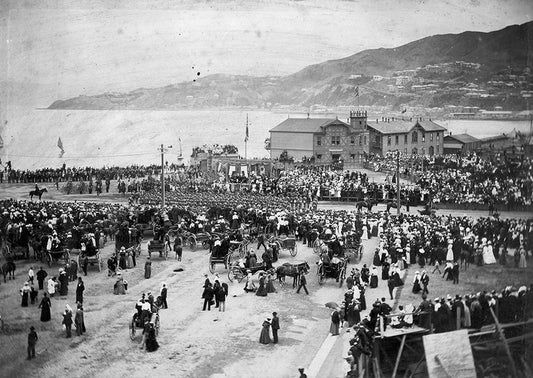 2. Crowd at the departure of the second contingent for the South African war from Wellington..